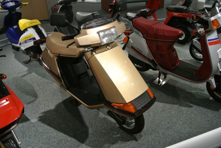 Honda_Scooter_SPACY_in_the_Honda_Collection_Hall.