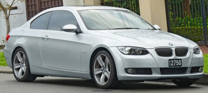 2006-2010_BMW_325i_(E92)_coupe_(2011-07-17)_01d